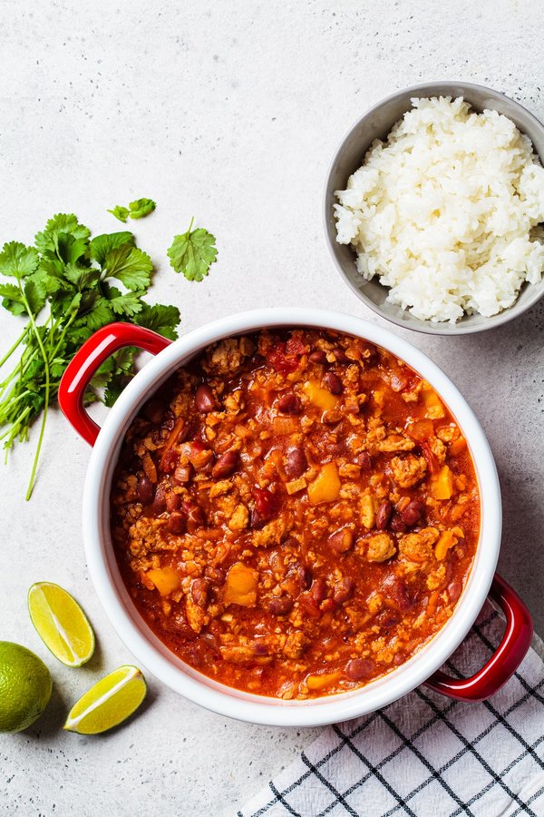 Quels sont les ingrédients indispensables pour un chili con carne à l'américaine ?