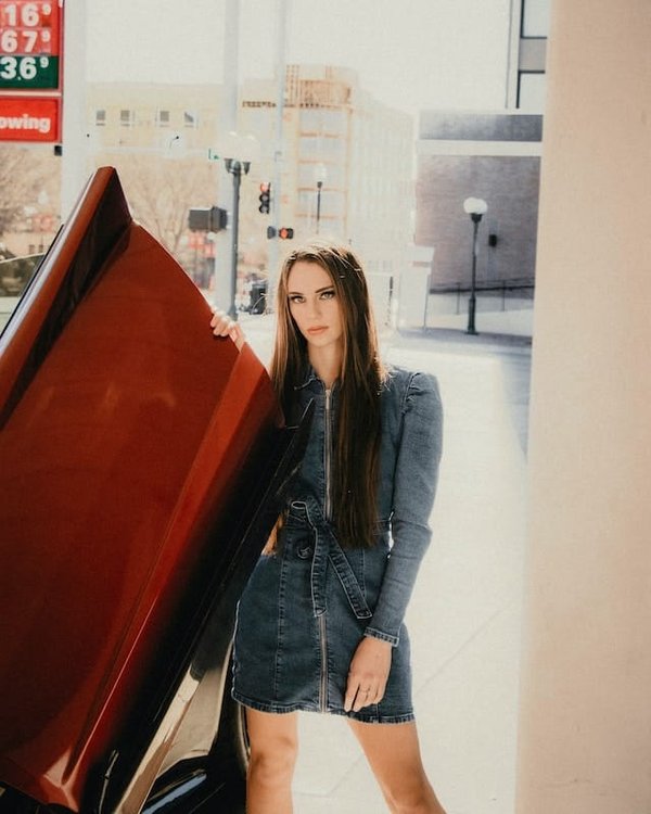 Comment porter votre nouvelle robe en jean préférée : 5 conseils d'une fashionista