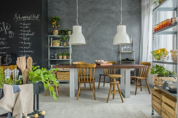 Quels sont les principaux thèmes abordés dans la littérature postcoloniale francophone ?