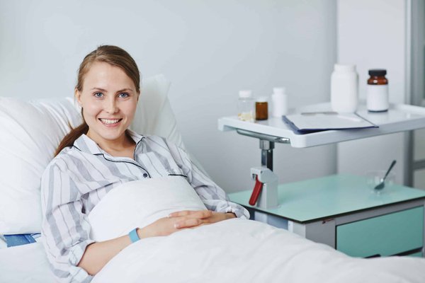 Quels sont les bénéfices de l'installation de récupérateurs d'eau de pluie dans les établissements scolaires ?