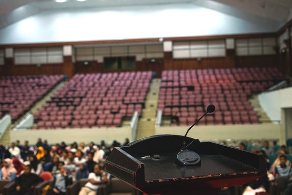 Comment réduire les échos dans de grands espaces grâce à des techniques acoustiques avancées ?